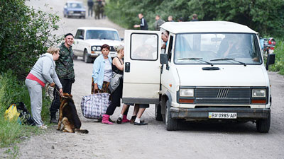 Người dân tại Lugansk di tản khỏi khu vực giao tranh giữa lực lượng ly khai và quân đội chính phủ.